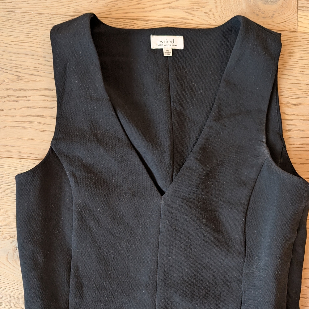 Aritzia Wilfred Black V-Neck Crop Top